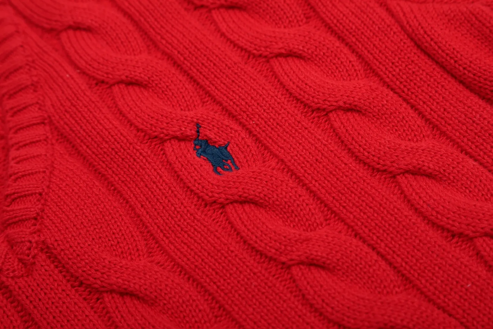 P210 Top quality" Style number: DS019# [Ralph Lauren V-neck solid color pony embroidered logo hemp flower knitted sweater] ✅Ralph Lauren Ralph Lauren goddess slim basic classic V-neck hemp flower pullover sweater ✅Main supplier platform live broadcast Wholesale entity Replacement when out of stock Not removed from the shelves ✅ZP quality 1:1 version Scan the code to enter the GF website Counter quality ✅Detailed quality The only one in Guangzhou Imported quality cotton yarn Mainly high-end Value for money, good quality, needless to say, ✅Simple upper body, easy to match, ootd must-have, good-looking clothes are never picky, a must-have in the goddess’ wardrobe, recommended Size: S-L Color: black, off-white, gray, navy blue, khaki, pink, light blue, rose red, brown, Chinese red